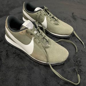 Nike Shoes Pre-Love O.X. Twilight Marsh Women's Sz 8 Green White AO3166-300 Used